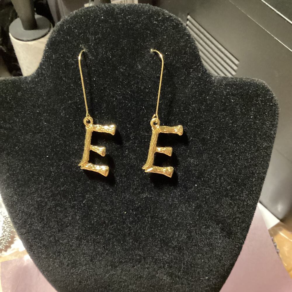 4143 NIP Womens Goldtone Earrings Personalized Large 1" Pendant Letter "E"